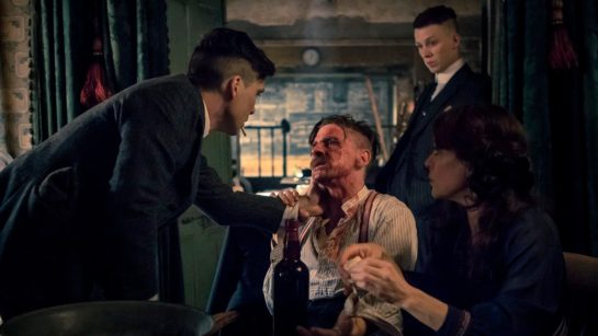 Кадр из 1 серии 1 сезона сериала «Острые козырьки»