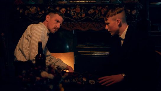 Кадр из 2 серии 2 сезона сериала «Острые козырьки»