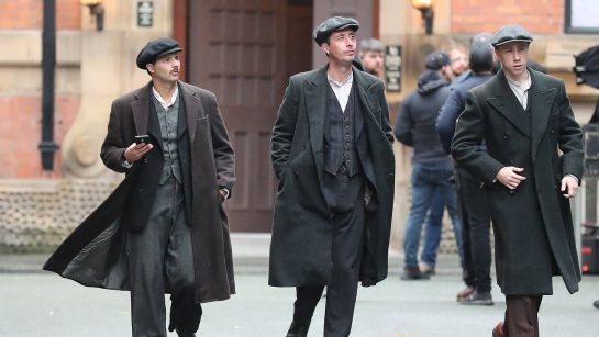 Сэм Клафлин на съемках сериала «Острые козырьки»