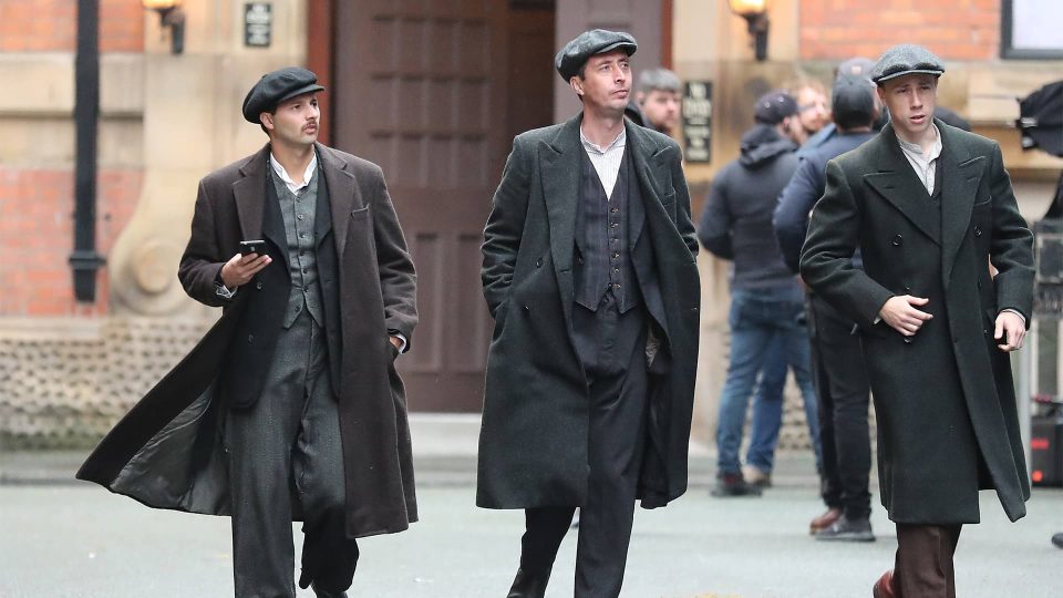 Сэм Клафлин на съемках сериала «Острые козырьки»